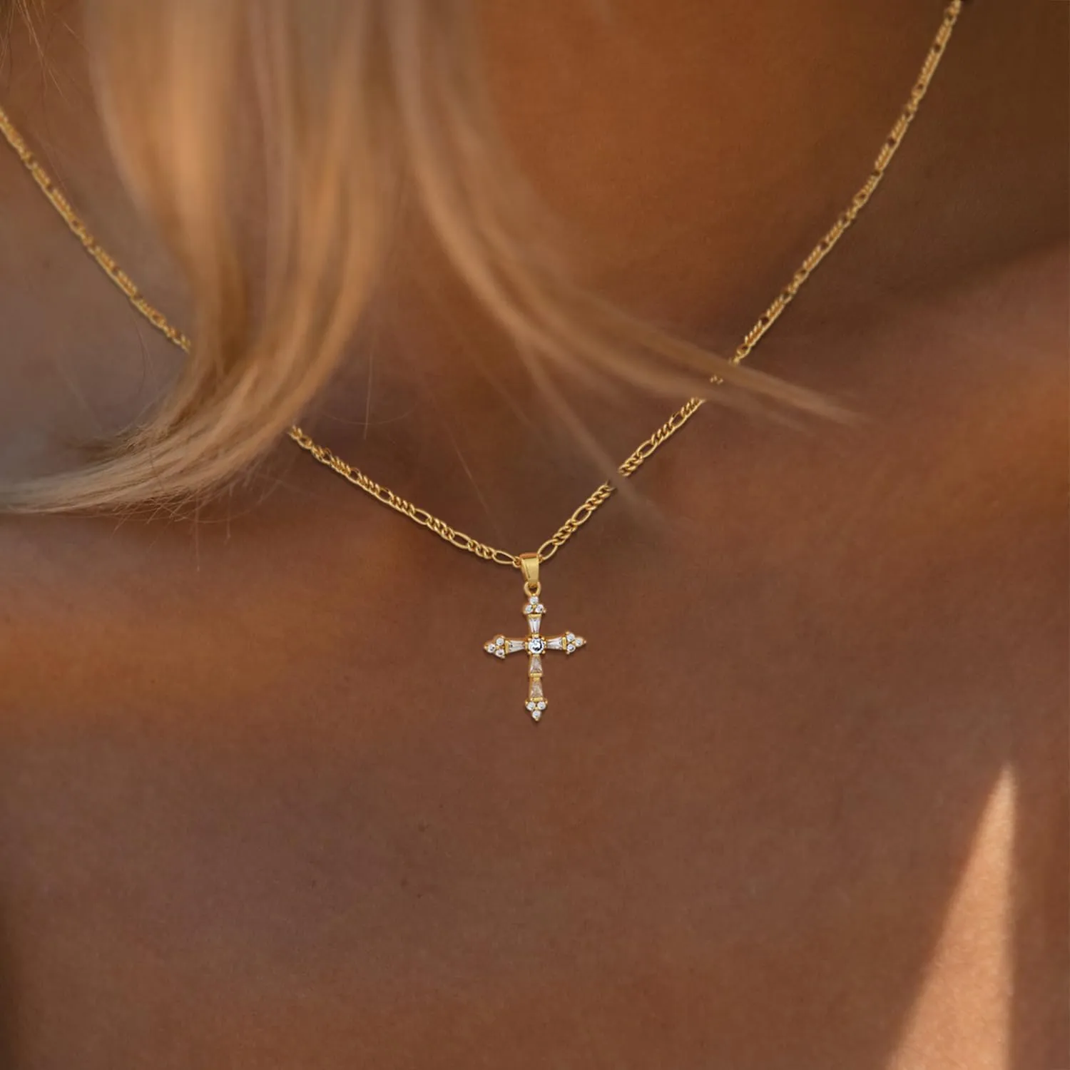 Cross Necklace for Women, Dainty Gold Necklace 14K Gold Plated Cute Small Cross Choker Necklaces for Women Trendy Simple Charm Gold Pendnat Fashion Womens Jewelry