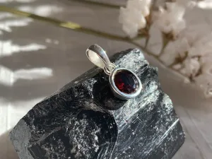 Garnet Naevia Pendant - XSmall Round