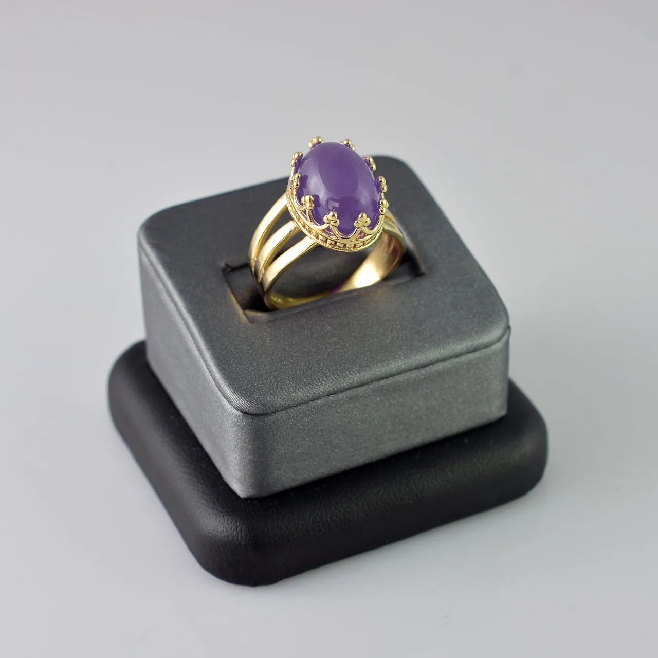 LA BLINGZ 14K Yellow Gold Oval Crown Amethyst Cabochon Tri-Band Gemstone Ring